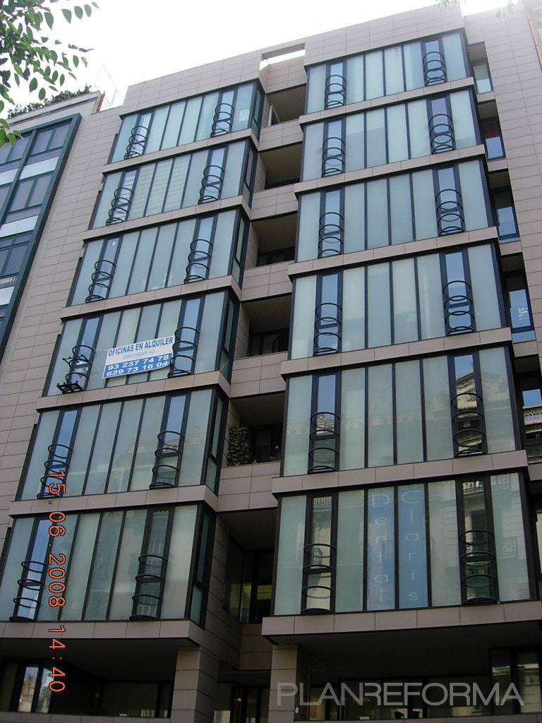 Exterior Estilo moderno Color marron, gris, negro  diseñado por BARCELONESA PROYECTOS | Gremio | Copyright obras nuestras