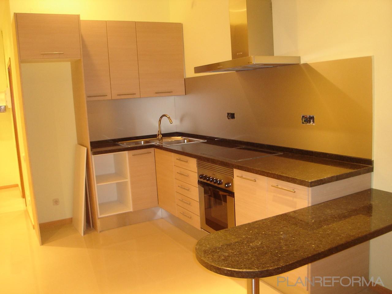 Cocina Estilo moderno Color ocre, marron, plateado  diseñado por BARCELONESA PROYECTOS | Gremio | Copyright nuestras obras