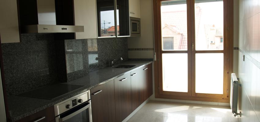 Cocina style contemporaneo color beige, marron, gris  diseñado por VIVES personas, espacios,vida | Arquitecto Técnico 