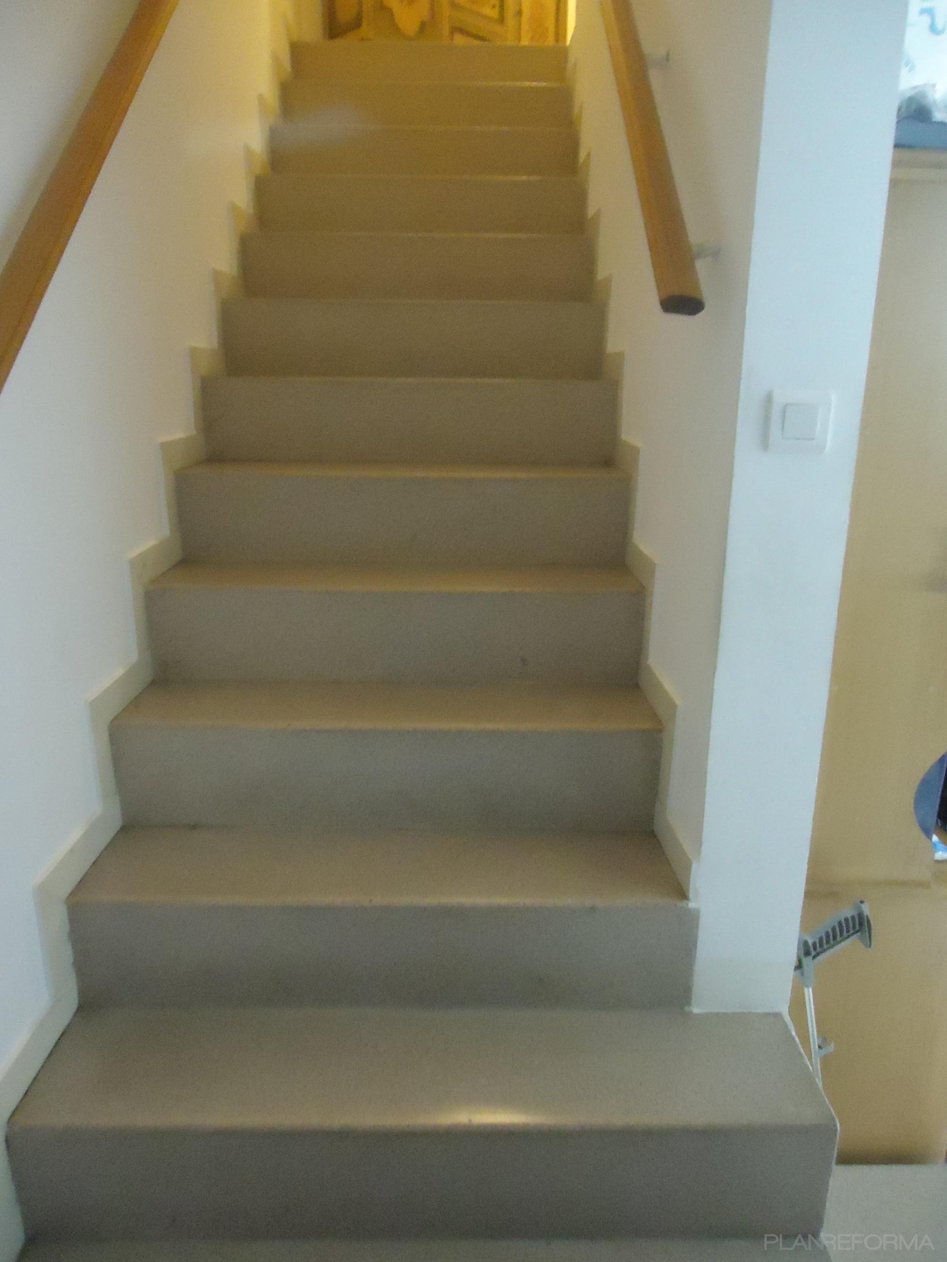 Escalera Estilo contemporaneo Color ocre, beige, blanco  diseñado por Lluïsa Arranz | Arquitecto Técnico 