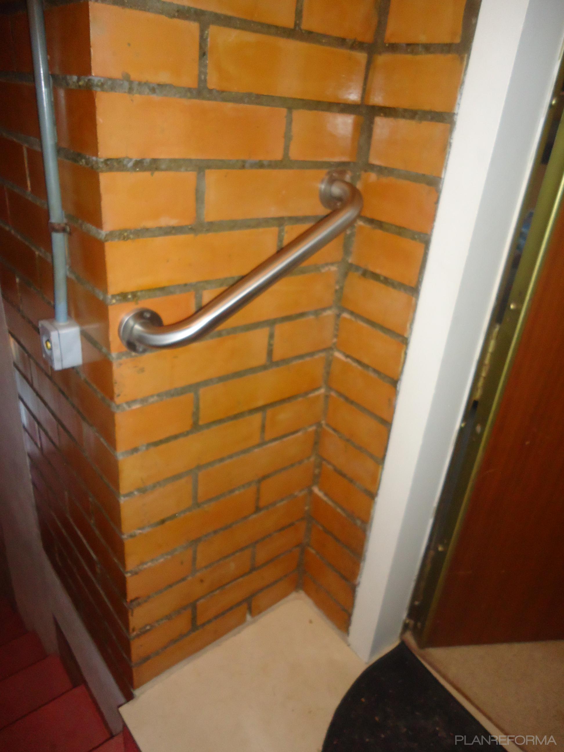 Escalera Estilo contemporaneo Color ocre  diseñado por Lluïsa Arranz | Arquitecto Técnico 