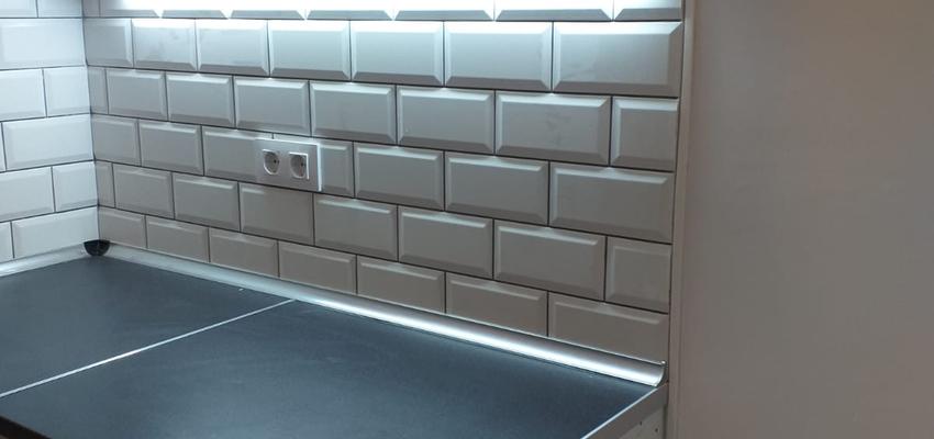 Cocina Estilo contemporaneo Color beige, negro, plateado  diseñado por Reformahaus Multiservices SL | Gremio | Copyright Reformahaus