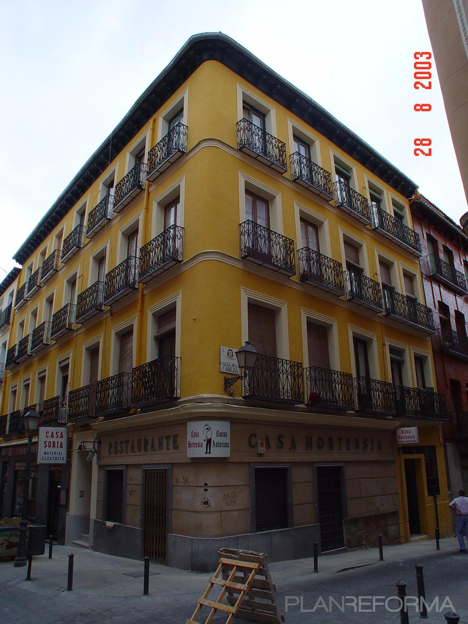 Exterior Estilo clasico Color ocre, marron  diseñado por URCO REHABILITACIONES Y REFORMAS | Arquitecto Técnico 