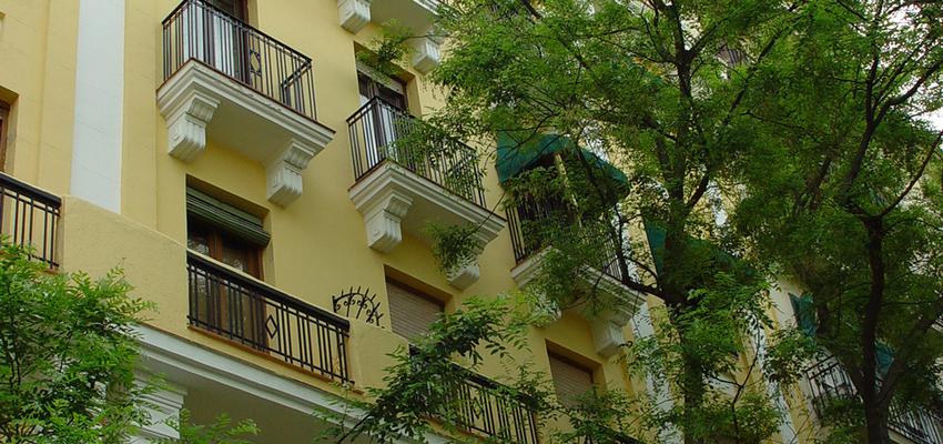 Balcon, Exterior Estilo moderno Color amarillo, verde  diseñado por URCO REHABILITACIONES Y REFORMAS | Arquitecto Técnico 