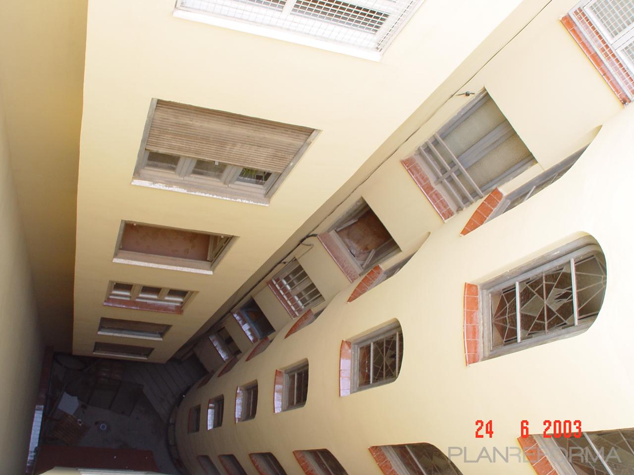 Exterior Estilo clasico Color amarillo  diseñado por URCO REHABILITACIONES Y REFORMAS | Arquitecto Técnico 