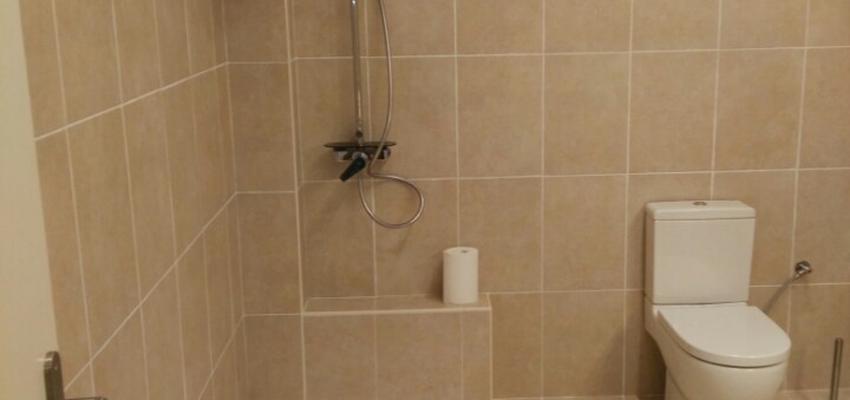 Baño Estilo clasico Color rojo  diseñado por Brycsa | Gremio | Copyright OFICINA SANTA CRUZ DE TENERIFE
