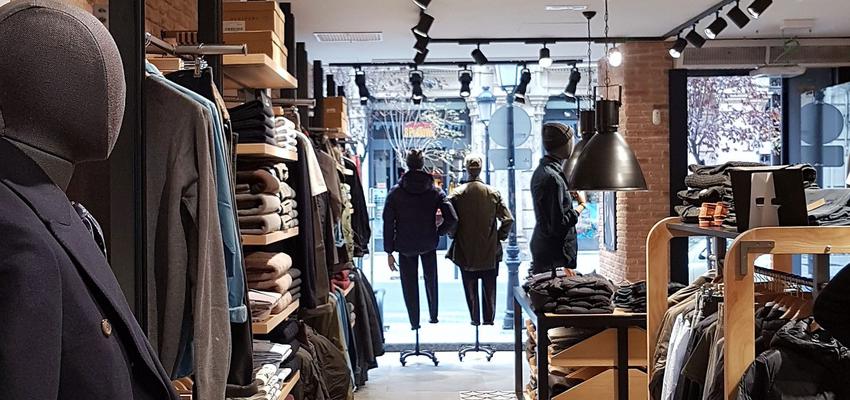 Vestidor Estilo moderno Color gris, negro, bronce  diseñado por Víctor Riquelme | Arquitecto | Copyright SCALPERS MAN ALBACETE by 022estudio.com