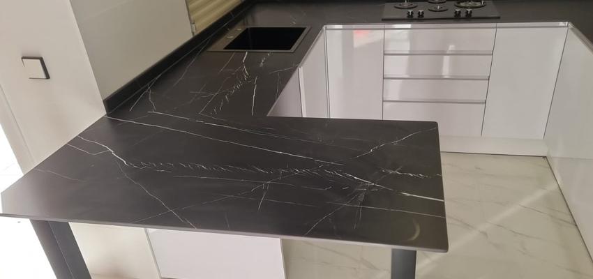Cocina Estilo moderno Color turquesa, negro  diseñado por Encimeria | Reformista, constructor 