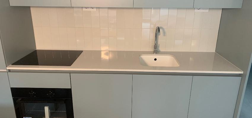 Cocina Estilo mediterraneo Color verde claro, negro  diseñado por Encimeria | Reformista, constructor 
