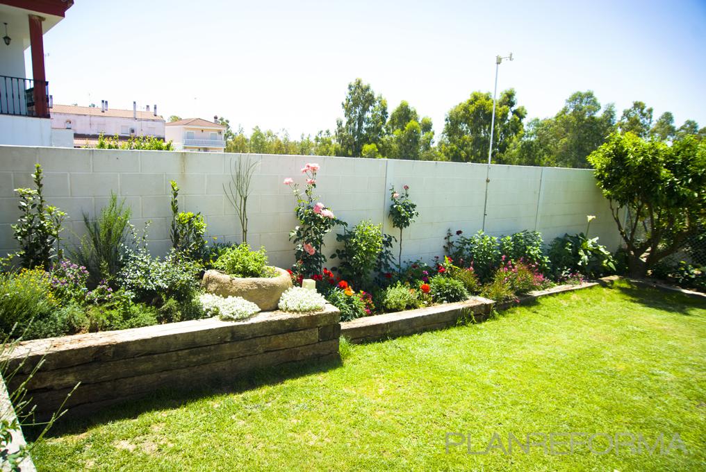 Exterior, Jardin style mediterraneo color rojo, rosa  diseñado por Landscapers | Paisajista | Copyright Propiedad de Landscapers. La imagen no puede ser reproducida en ningún medio por ningún método sin previo consentimiento.
