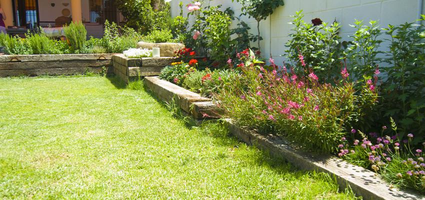 Porche, Exterior, Jardin style rustico color rosa  diseñado por Landscapers | Paisajista | Copyright Propiedad de Landscapers. La imagen no puede ser reproducida en ningún medio por ningún método sin previo consentimiento.