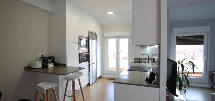 Cocina Estilo contemporaneo Color marron, blanco, plateado  diseñado por BR&C arquitectos | Arquitecto | Copyright brcarquitectos