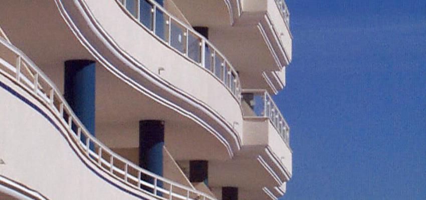 Exterior Estilo moderno Color azul oscuro, beige, blanco  diseñado por BR&C arquitectos | Arquitecto | Copyright BR&C arquitectos