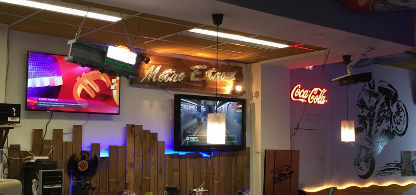 Tienda, Restaurante, Bar Estilo vanguardista Color rojo, marron, blanco  diseñado por Intuicion Diseño y Construcción, sl | Arquitecto 