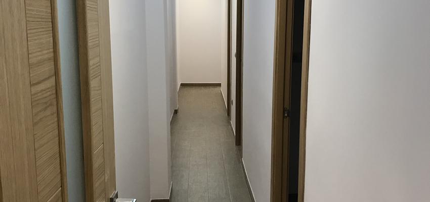 Pasillo Estilo clasico Color amarillo, azul, marron  diseñado por Corecu Construcciones | Gremio | Copyright Corecu Construcciones