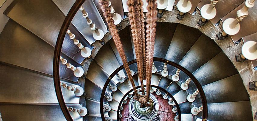 Escalera Estilo vanguardista Color plateado, bronce  diseñado por José María Martínez | Arquitecto 