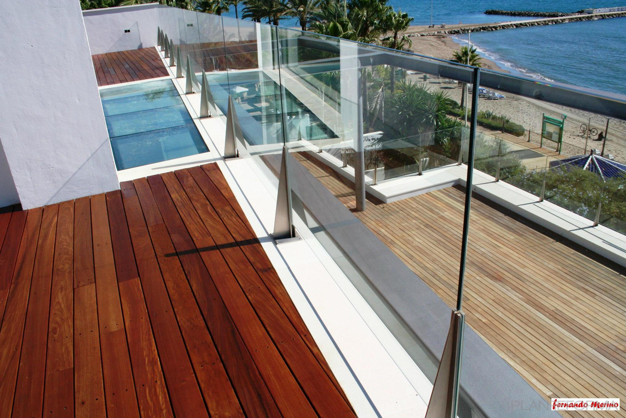 Piscina, Exterior style moderno color azul, marron, beige, gris  diseñado por Suelos de Madera Fm | Gremio 