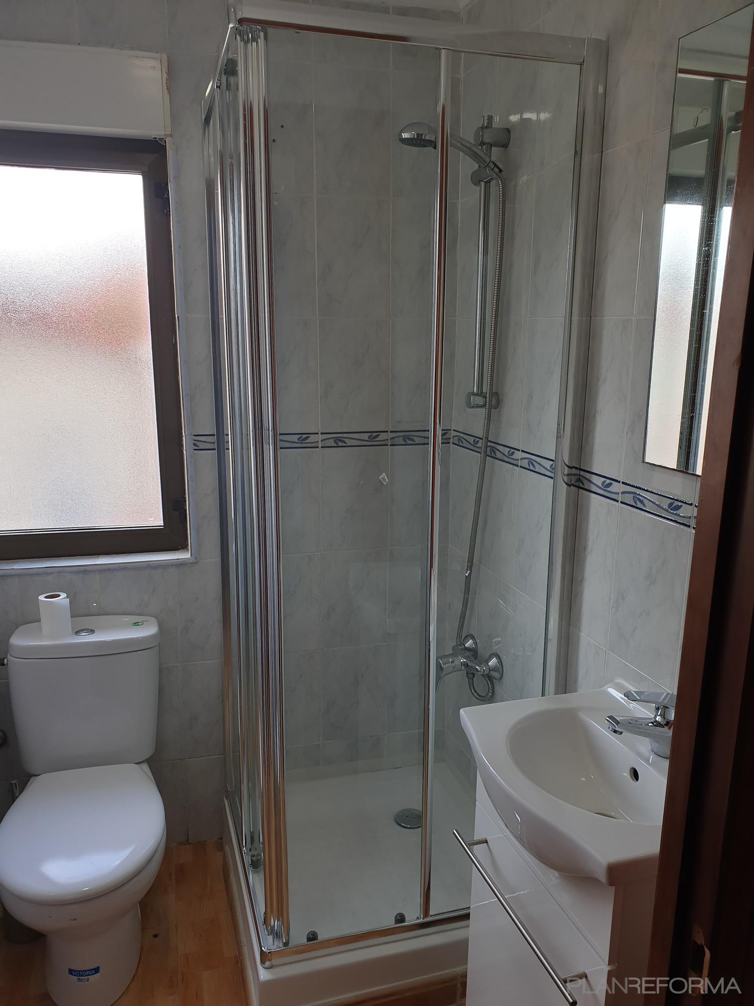 Baño Estilo tradicional Color azul cielo  diseñado por Alfredo Karam Ascanio | Gremio | Copyright Doble K Construcciones