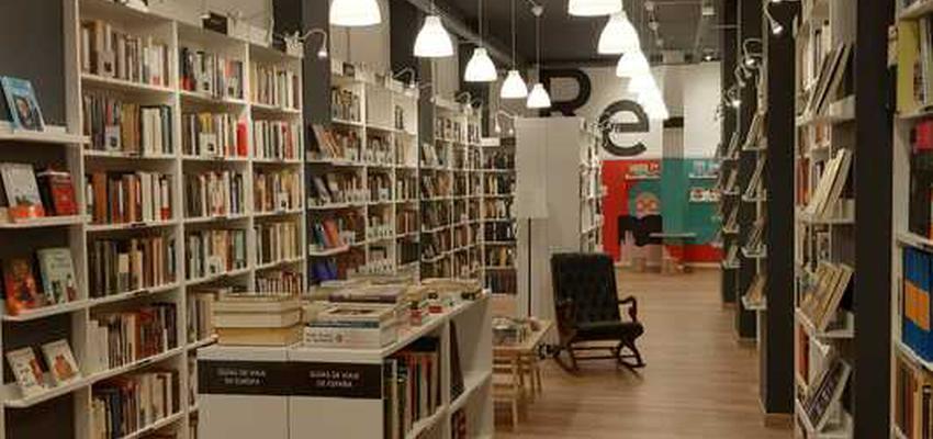 Tienda Estilo moderno Color ocre  diseñado por Alfredo Karam Ascanio | Gremio | Copyright Fotos propiedad de Santiago López, propietario de la franquicia Re-Read Santander.