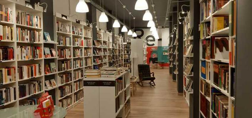 Vestibulo Estilo moderno Color ocre  diseñado por Alfredo Karam Ascanio | Gremio | Copyright Fotos propiedad de Santiago López, propietario de la franquicia Re-Read Santander.