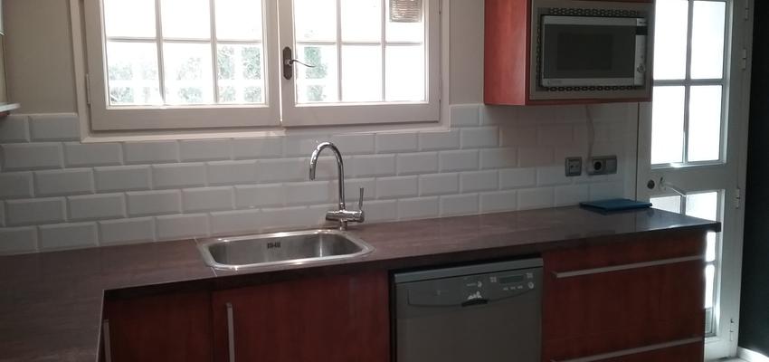 Cocina Estilo contemporaneo Color marron, blanco, bronce  diseñado por INTEGRALIUM | Gremio 