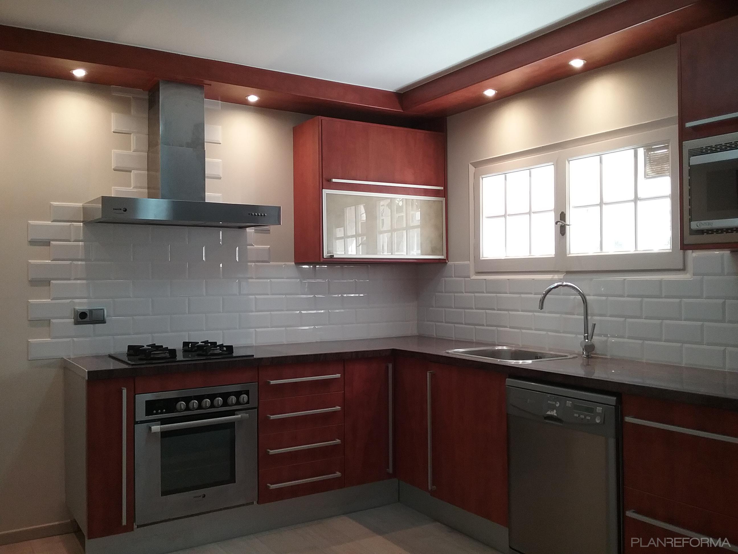 Cocina Estilo contemporaneo Color marron, beige, blanco  diseñado por INTEGRALIUM | Gremio 