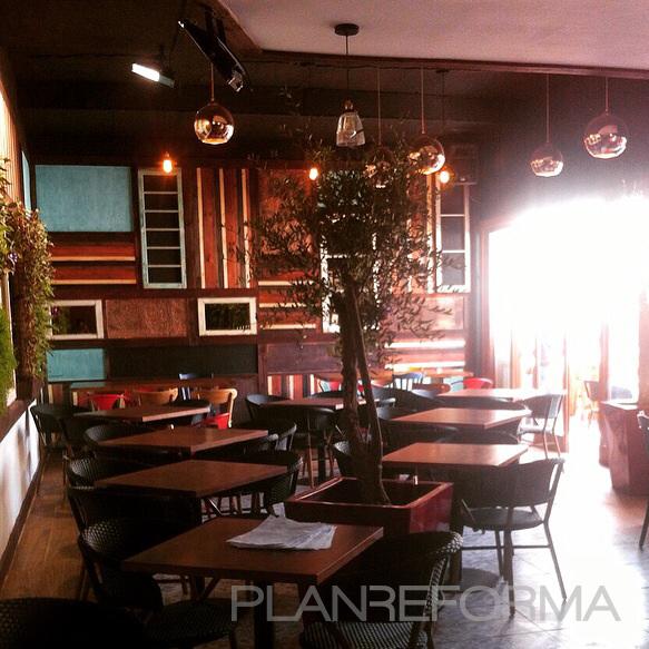 Restaurante style contemporaneo color turquesa, marron, marron  diseñado por Carolina Astorga Rodriguez | Arquitecto 