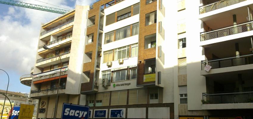 Exterior style contemporaneo color marron, blanco  diseñado por AD - Arquitectura y Diseño | Arquitecto 