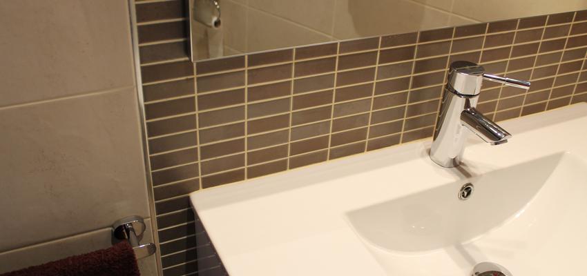 Baño Estilo moderno Color beige, marron  diseñado por Adapta Reformas | Arquitecto 