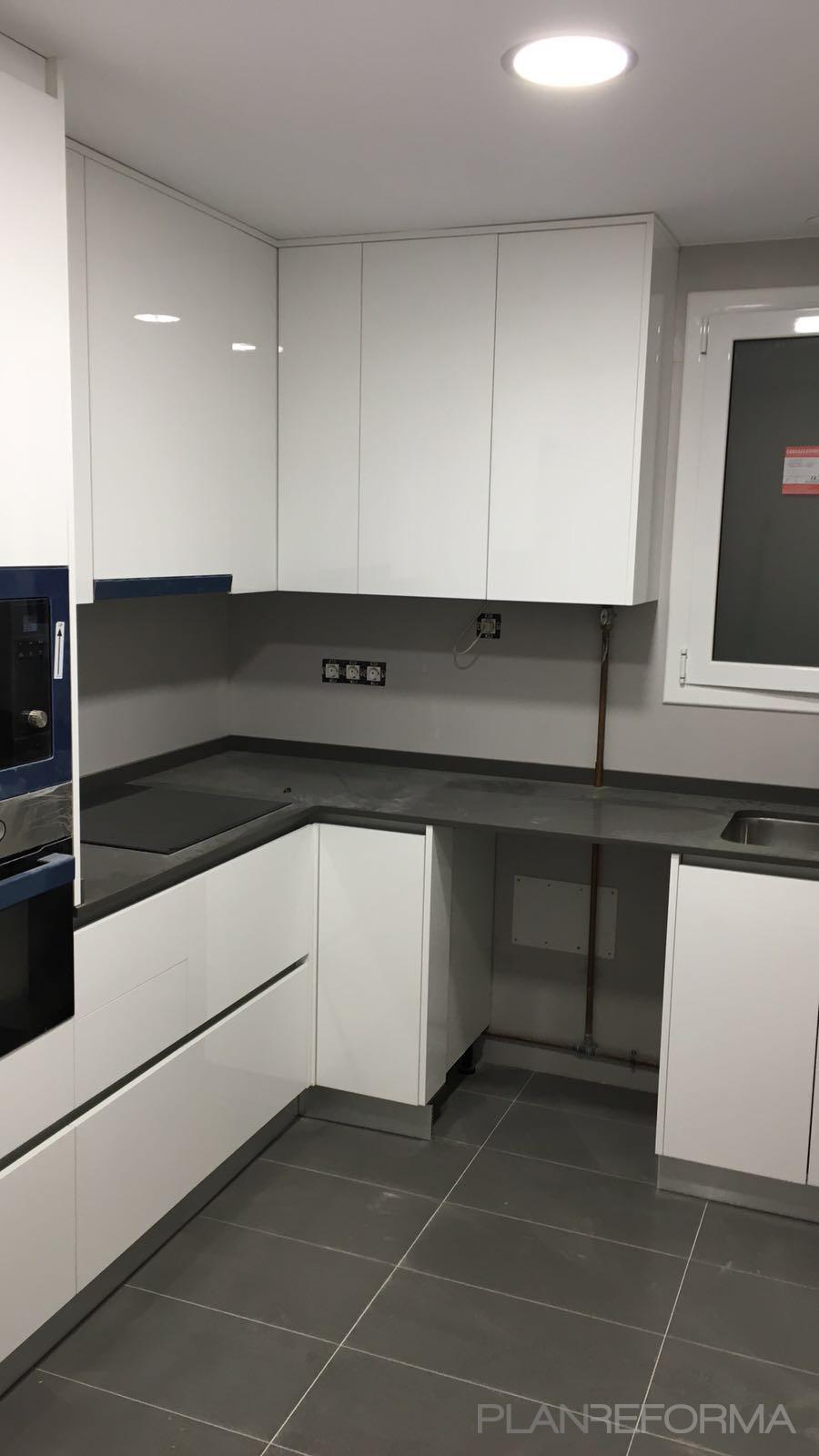 Cocina Estilo clasico Color azul oscuro  diseñado por CONSTRUCCIONES REFORMAS GALICIA | Gremio 