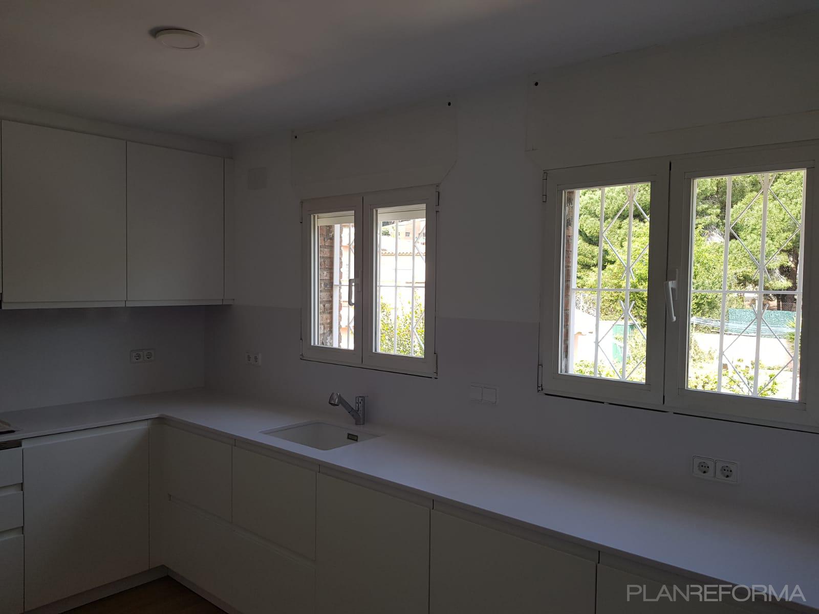 Cocina Estilo mediterraneo Color azul, gris  diseñado por CONSTRUCCIONES REFORMAS GALICIA | Gremio | Copyright CONSTRUCCIONES REFORMAS GALICIA