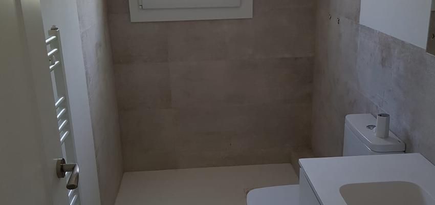 Baño Estilo moderno Color violeta, gris, plateado  diseñado por CONSTRUCCIONES REFORMAS GALICIA | Gremio | Copyright CONSTRUCCIONES REFORMAS GALICIA