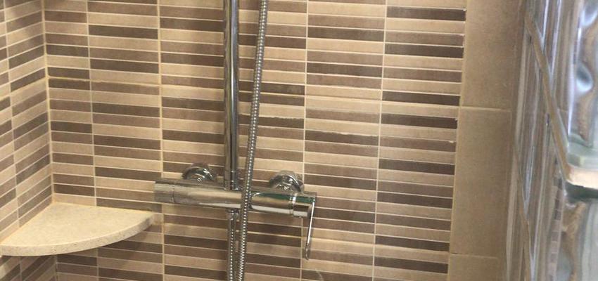 Baño Estilo moderno Color rojo, azul, rosa  diseñado por CONSTRUCCIONES REFORMAS GALICIA | Gremio | Copyright Si soy el propietario de la imagen