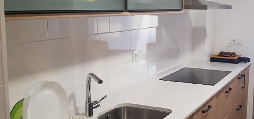 Cocina Estilo moderno Color verde, azul, marron  diseñado por CONSTRUCCIONES REFORMAS GALICIA | Gremio | Copyright CONSTRUCCIONES REFORMAS GALICIA