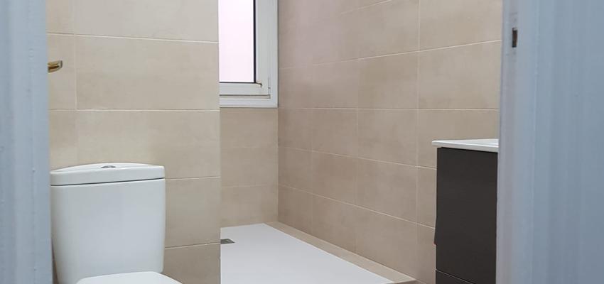 Baño Estilo moderno Color marron, azul, marron  diseñado por CONSTRUCCIONES REFORMAS GALICIA | Gremio | Copyright CONSTRUCCIONES REFORMAS GALICIA