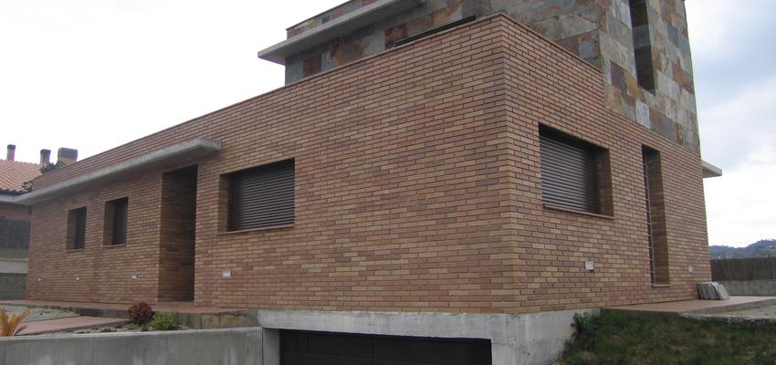 Exterior style moderno color marron, beige, marron, blanco, gris  diseñado por Raul Sanchez Moix | Arquitecto 