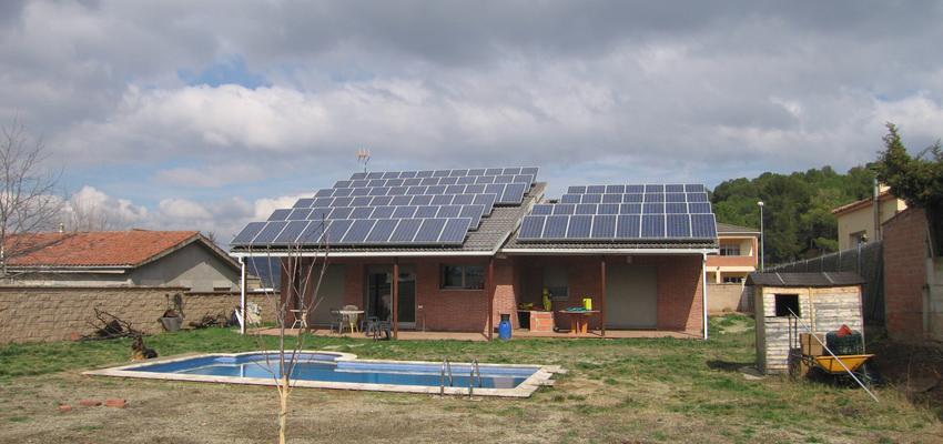 Exterior style tradicional color marron, blanco, gris  diseñado por Raul Sanchez Moix | Arquitecto 