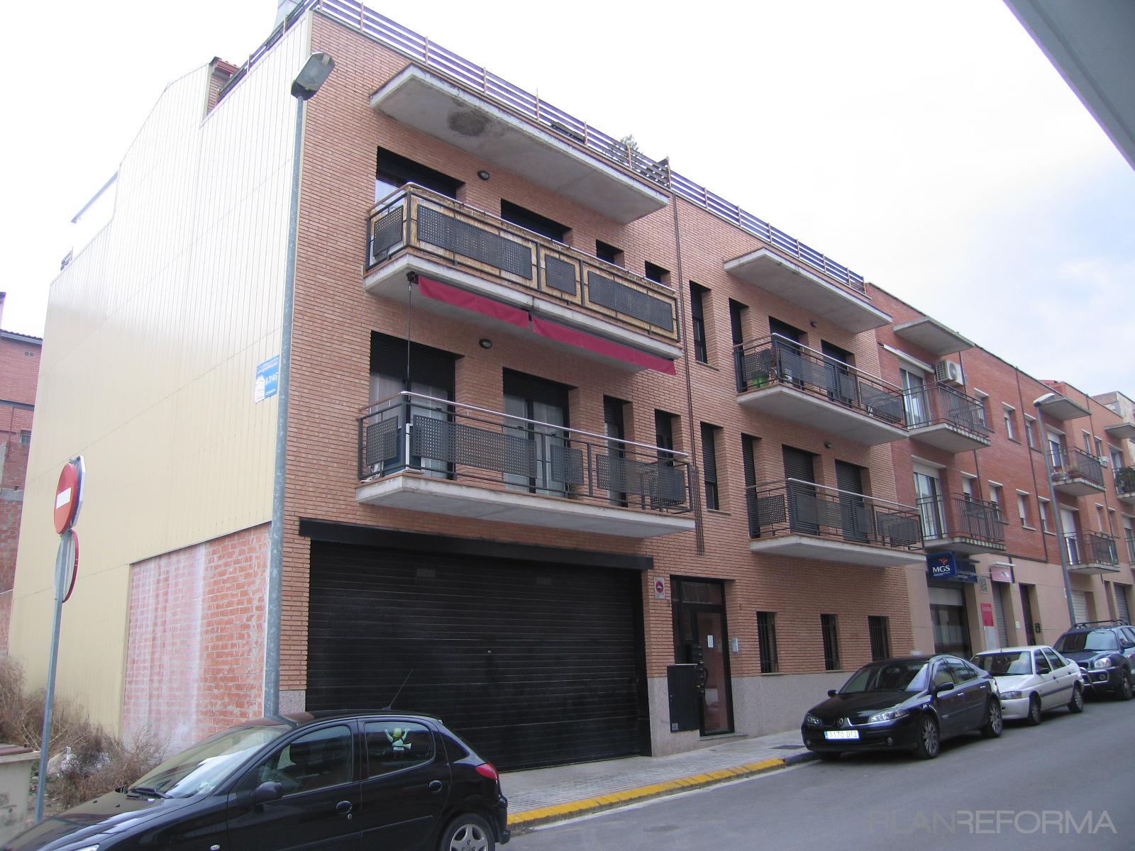 Exterior style tradicional color beige, marron, blanco, negro  diseñado por Raul Sanchez Moix | Arquitecto 