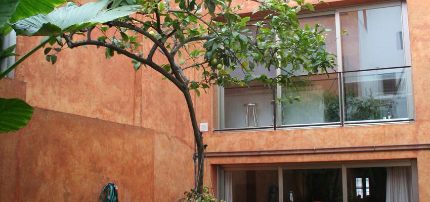 Exterior style tradicional color ocre, verde, blanco  diseñado por Raul Sanchez Moix | Arquitecto 