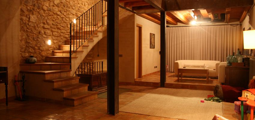 Salon style rustico color beige, marron, marron, blanco  diseñado por Raul Sanchez Moix | Arquitecto 