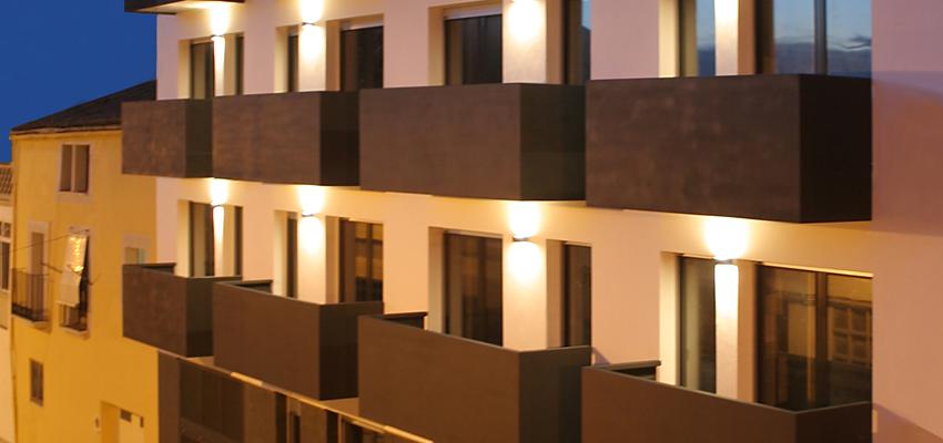 Exterior style moderno color blanco, gris, negro  diseñado por Raul Sanchez Moix | Arquitecto 