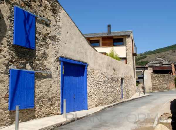 Exterior style rustico color azul, azul oscuro, marron  diseñado por pz | Arquitecto | Copyright FOTO: BITO CELS