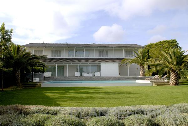 Balcon style mediterraneo color blanco, gris, gris  diseñado por pz | Arquitecto | Copyright FOTO: BITO CELS