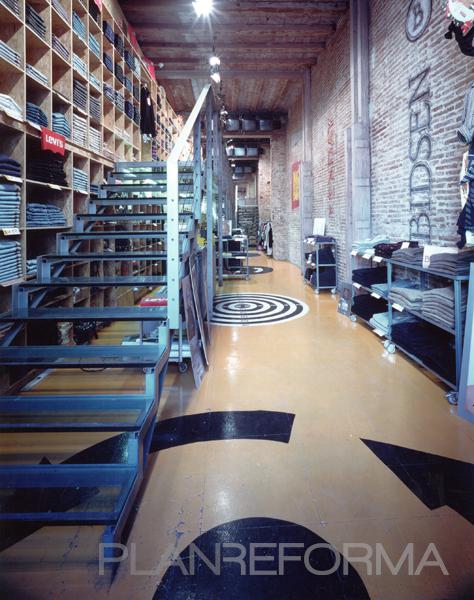 Escalera style moderno color ocre, gris, gris  diseñado por pz | Arquitecto | Copyright FOTO: BITO CELS