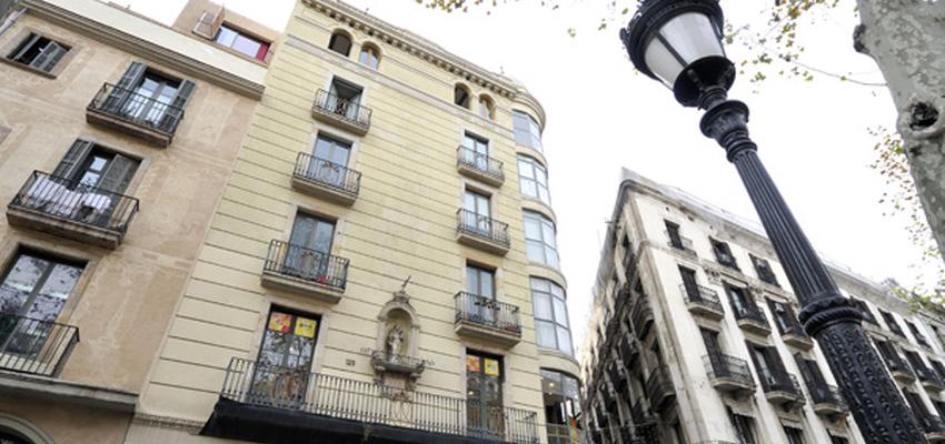 Exterior style clasico color beige, marron, beige  diseñado por pz | Arquitecto | Copyright FOTO: ALEJANDRA VILAMALA REIG