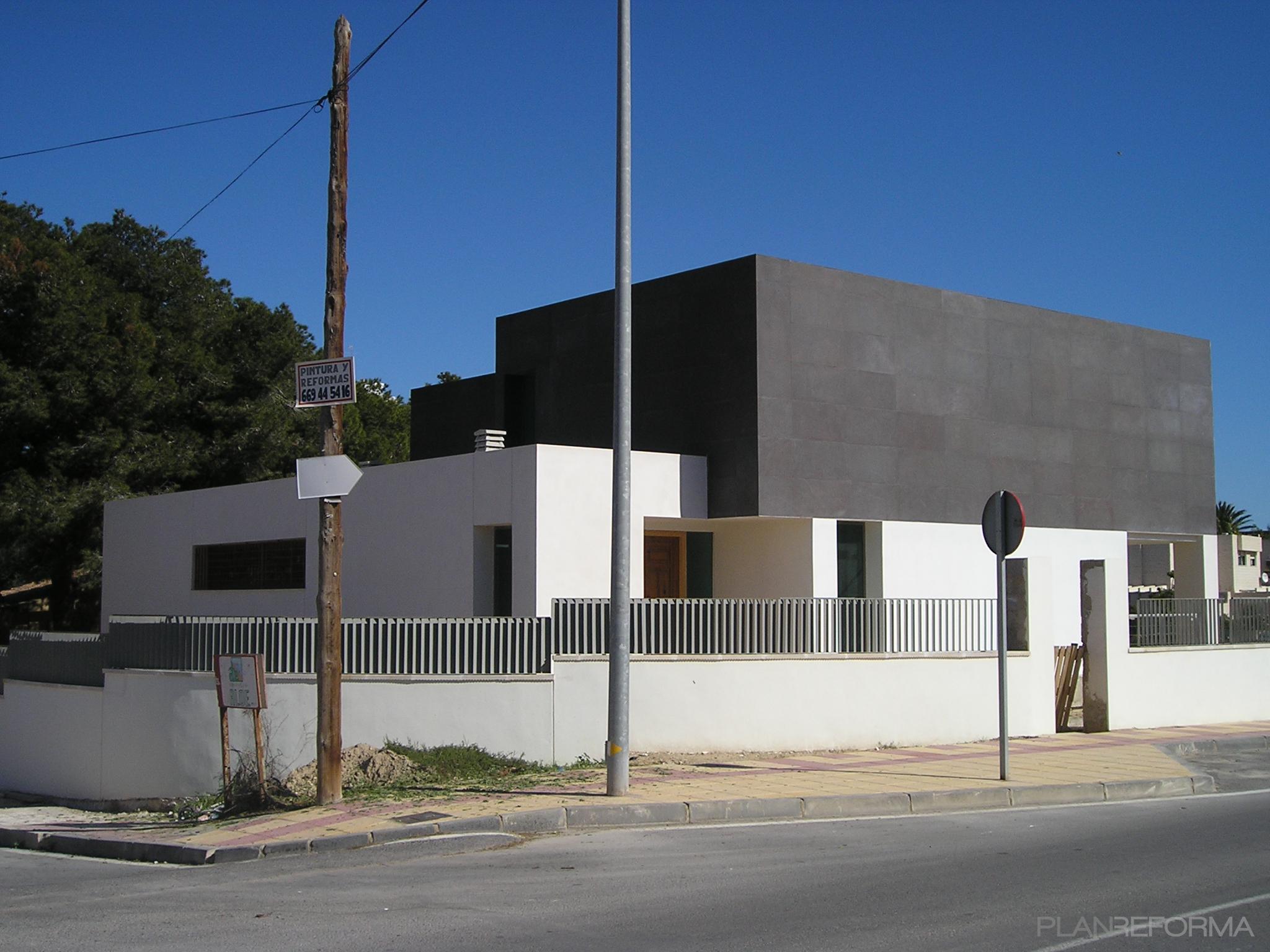 Exterior style moderno color blanco, gris  diseñado por Pedro Muela Díez | Arquitecto Técnico 