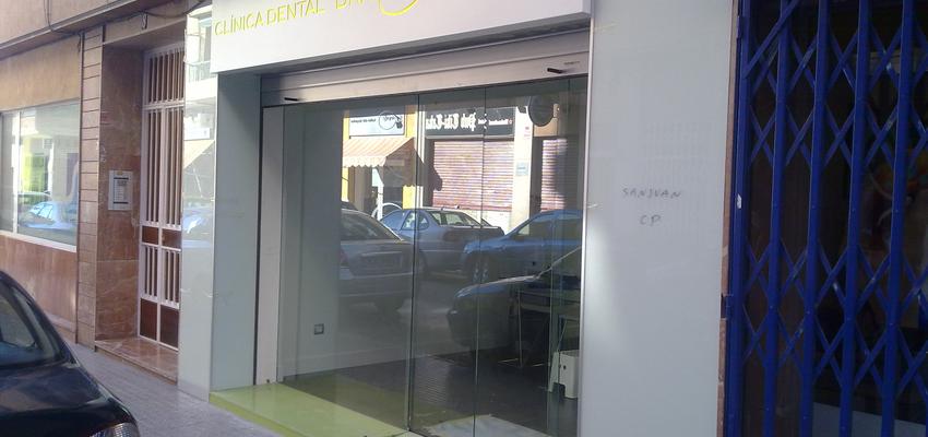 Exterior, Tienda style contemporaneo color beige, marron, gris  diseñado por Pedro Muela Díez | Arquitecto Técnico 