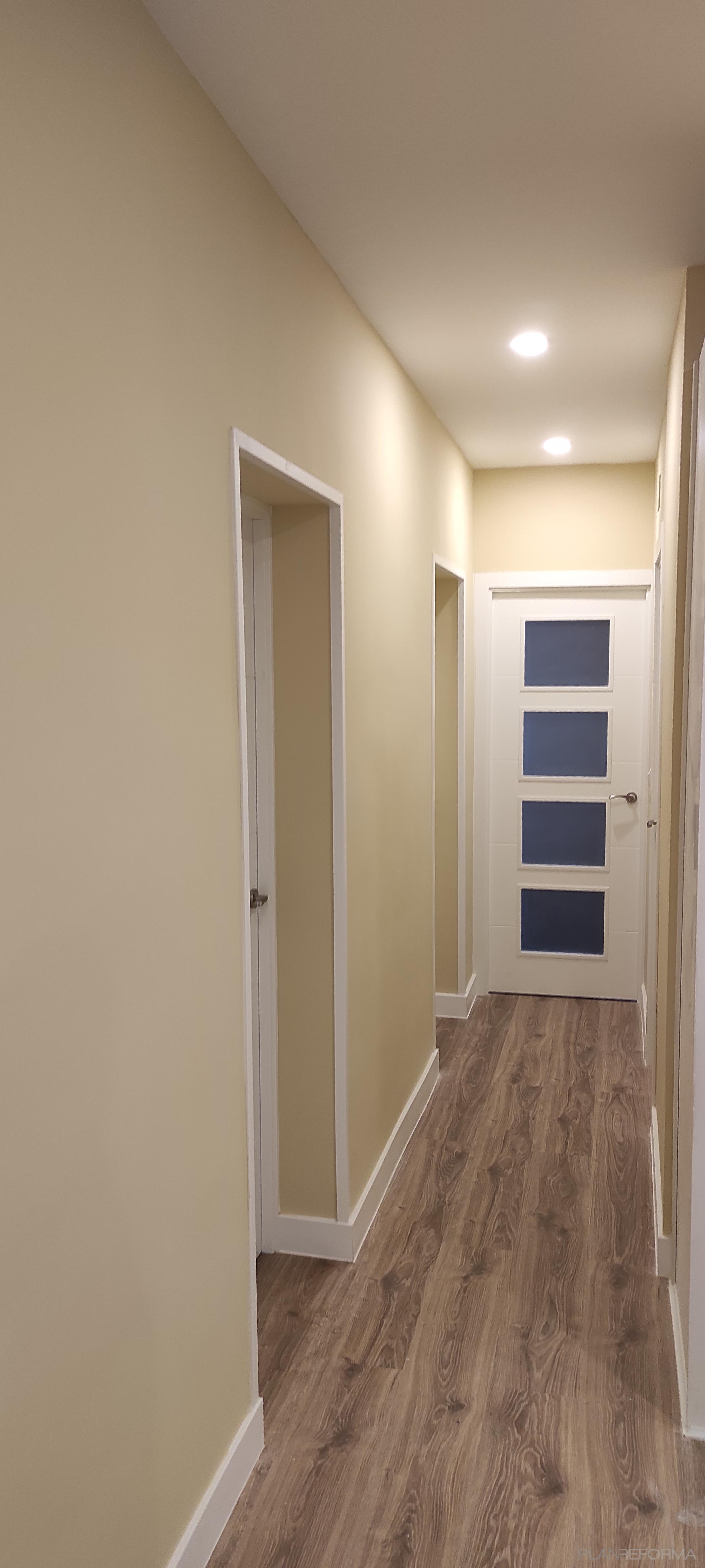 Pasillo Estilo clasico Color amarillo claro  diseñado por MI MORADA CONSTRUCCIONES Y REFORMAS | Reformista, constructor 