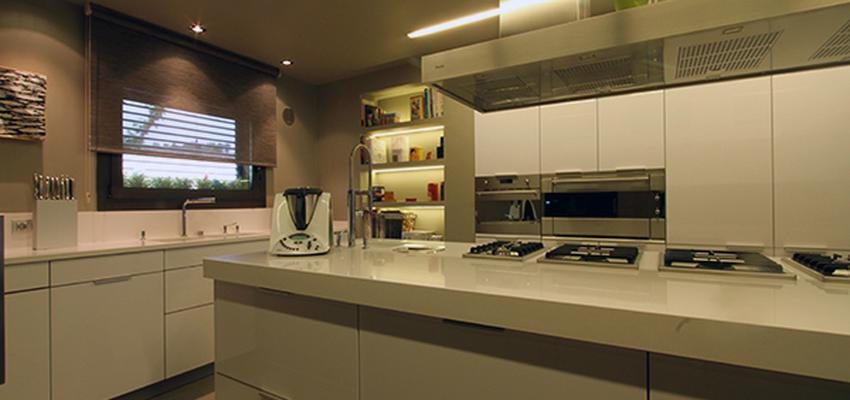 Cocina style contemporaneo color beige, blanco  diseñado por m3interiors | Interiorista | Copyright m3interiors