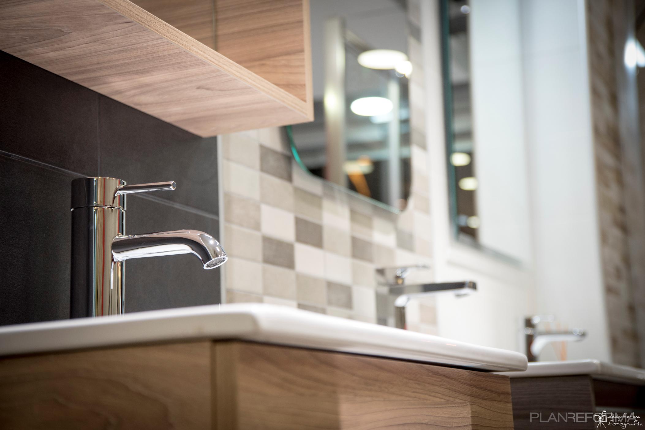 Baño Estilo moderno Color beige, blanco, bronce